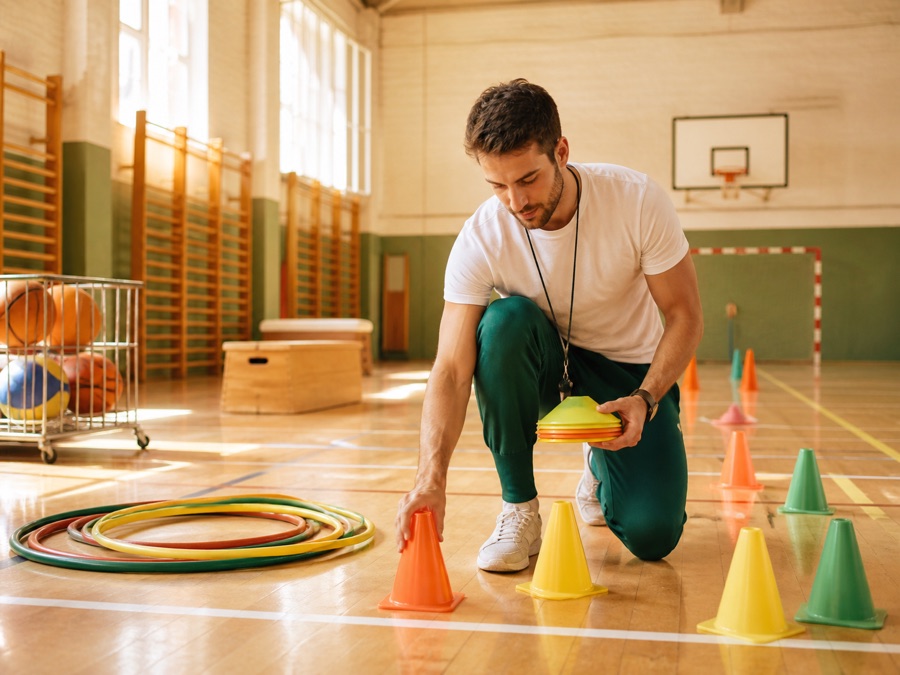 Preparación práctica de Educación Física en un gimnasio